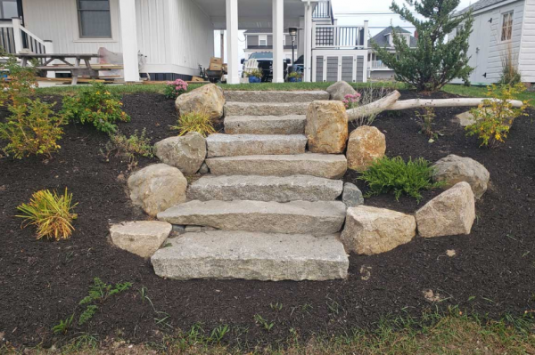 Tangga dengan langkah-langkah berlapis batu alam